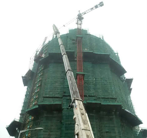岷县吊车在工地上作业